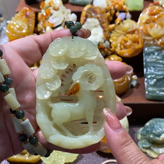 蛇纹石玉未镶嵌颈饰