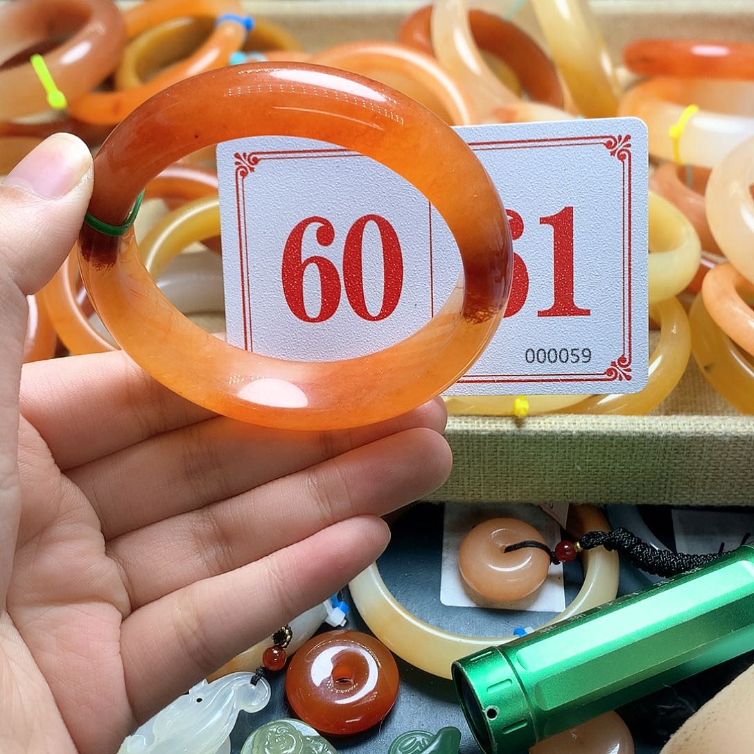 未镶嵌石英质玉（黄龙玉）手镯