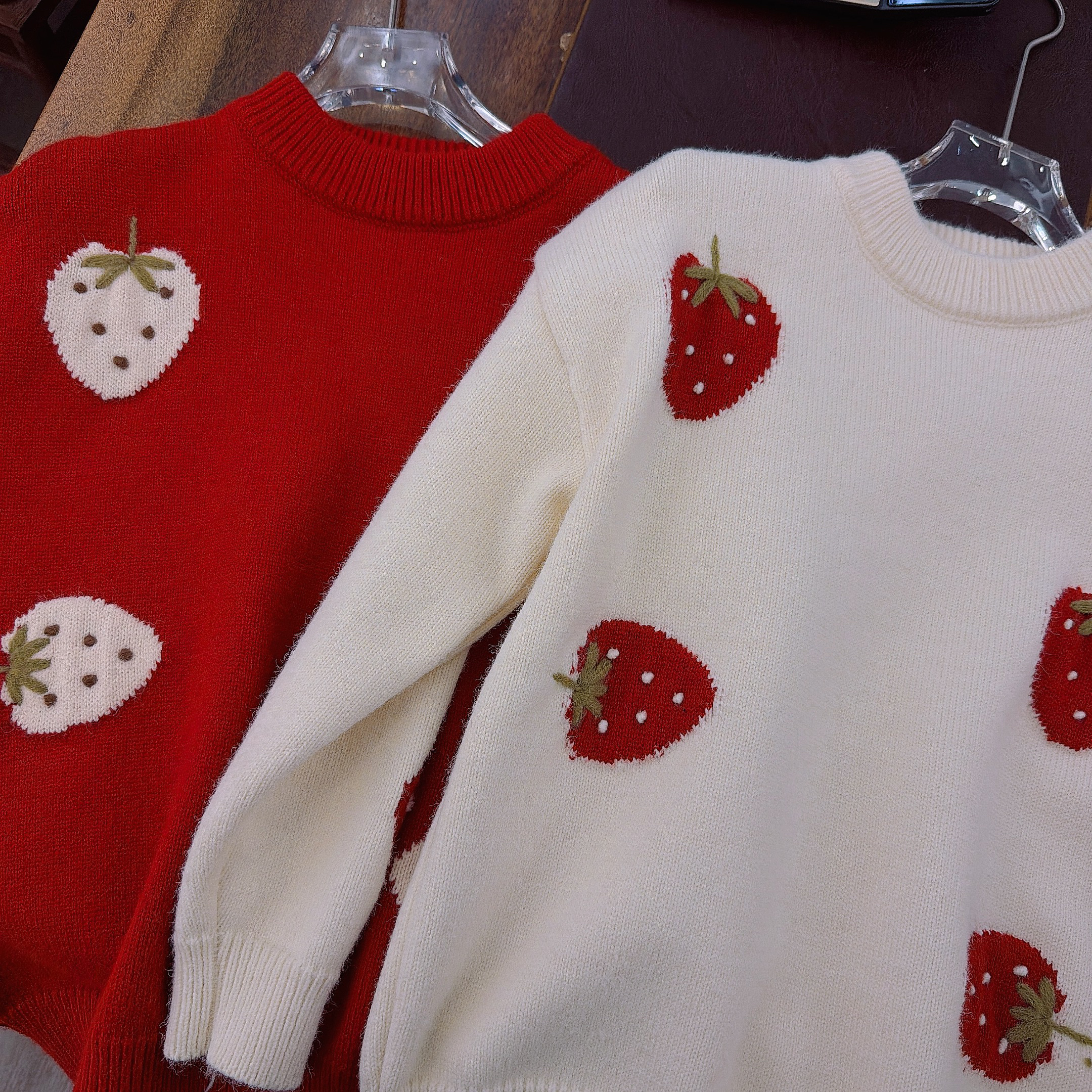 草莓新款洋气加厚圆领套头秋冬女童针织毛衣