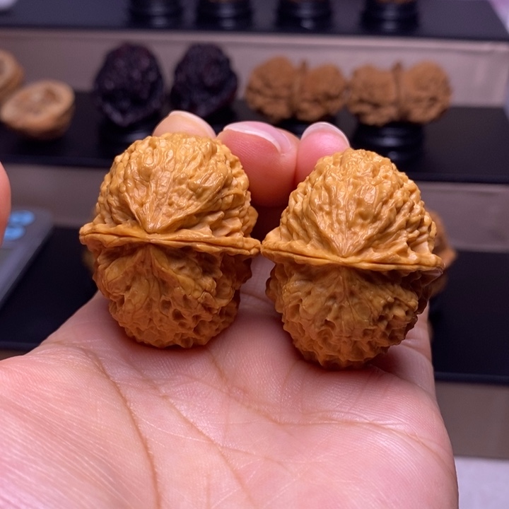 文玩核桃把件珊瑚石30