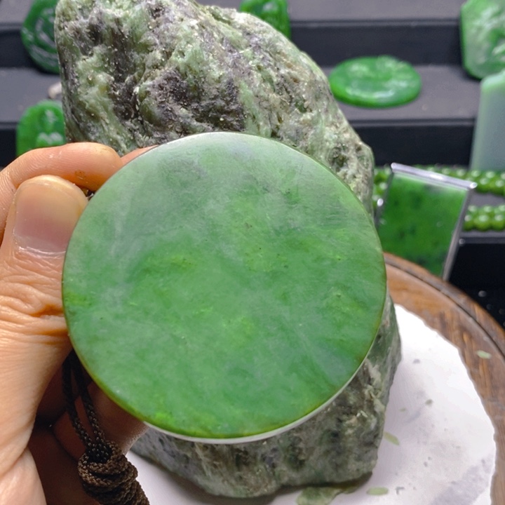 龙***下和田玉未镶嵌珠宝半成品