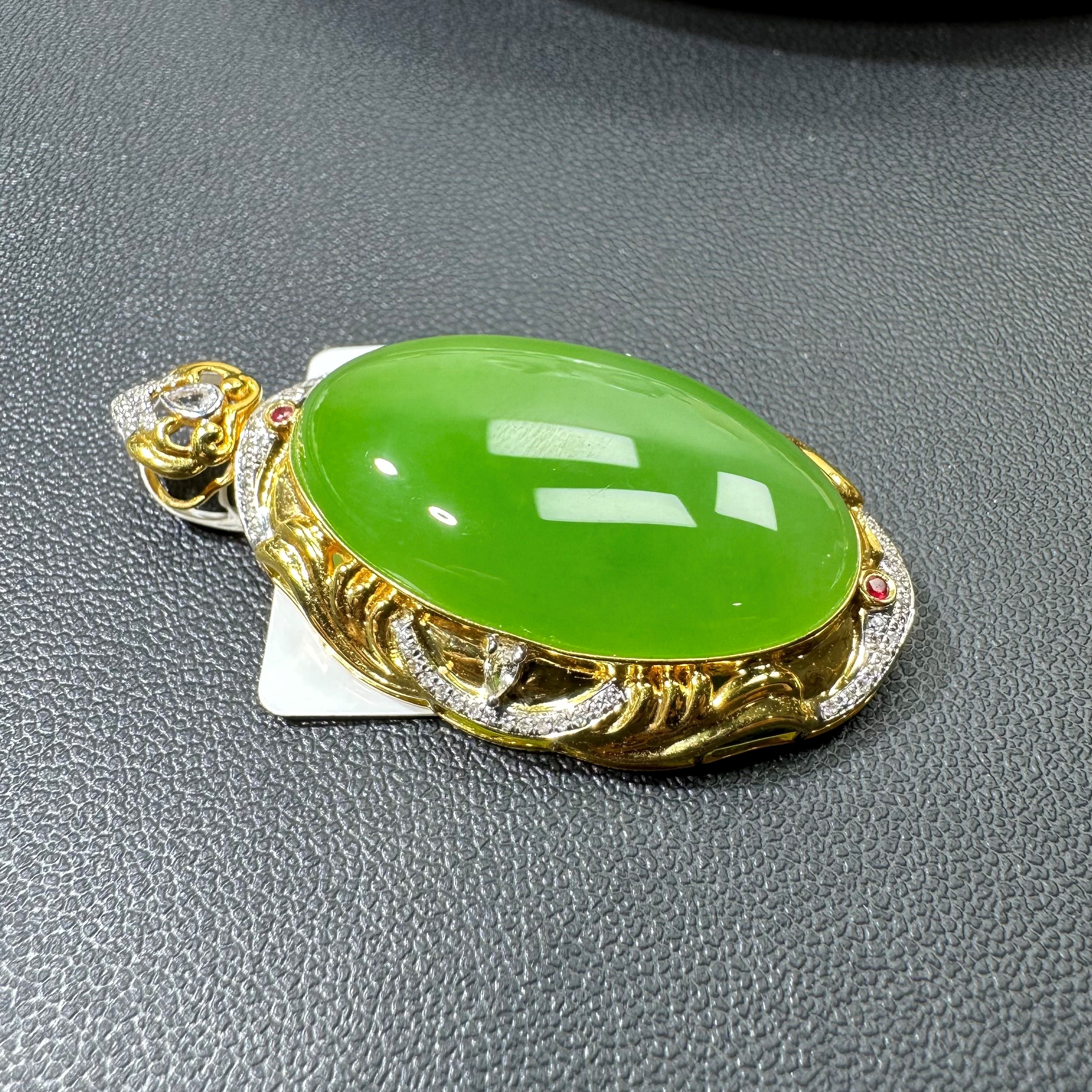 俄料碧玉乌兰海苹果绿鸽子蛋（裸石29*17mm）18K金镶嵌吊坠满绿
