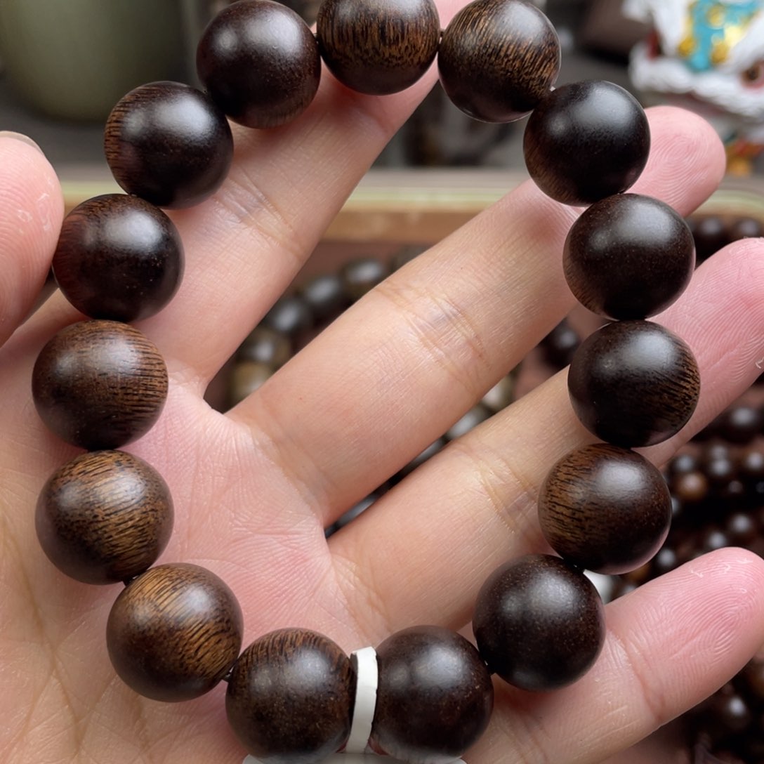 沉香手串琴*越南富森红土玉化