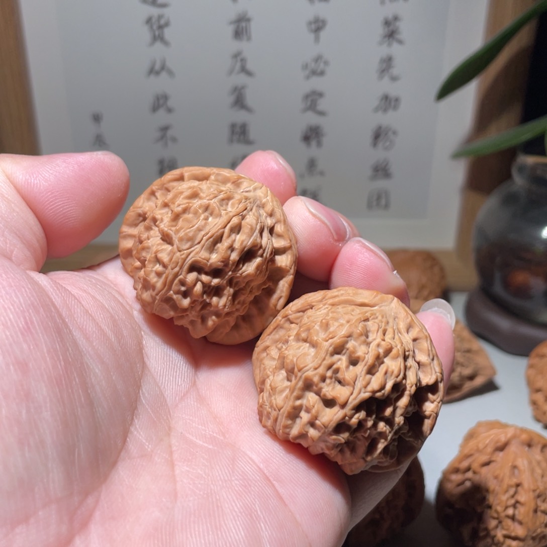 文玩核桃吊坠三角白40