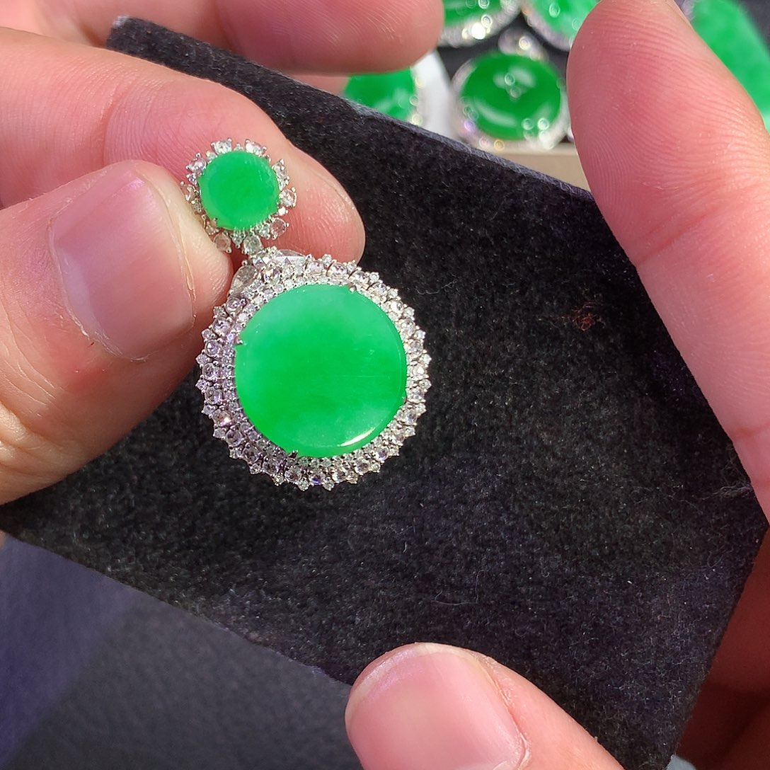 翡翠吊坠(赠链)18K金镶嵌