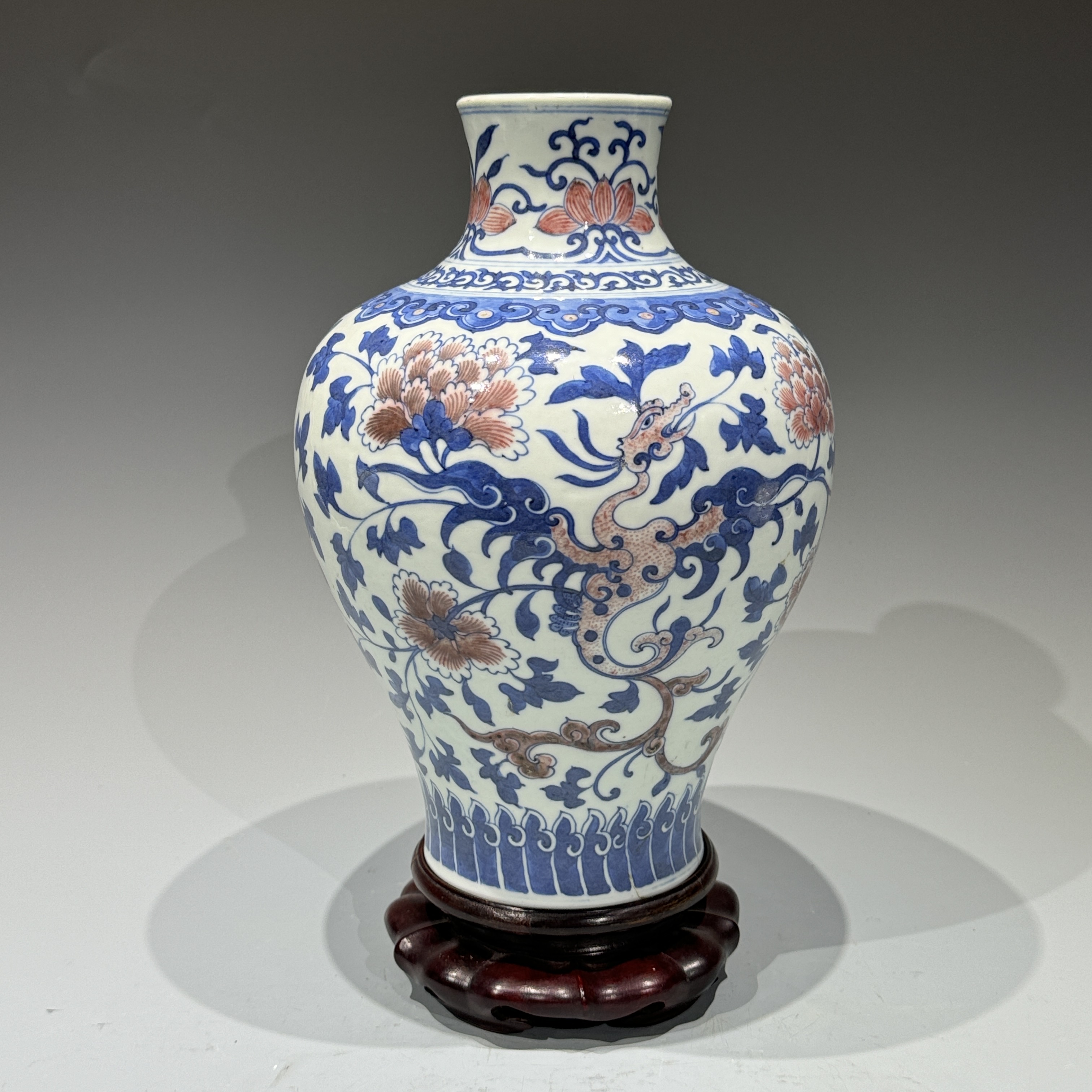 4822 清中期 青花釉里红夔凤纹梅瓶