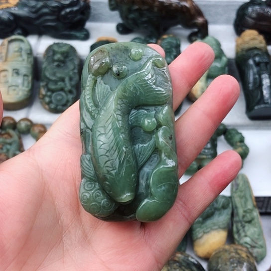 未镶嵌岫岩老玉（透闪石质玉）把件