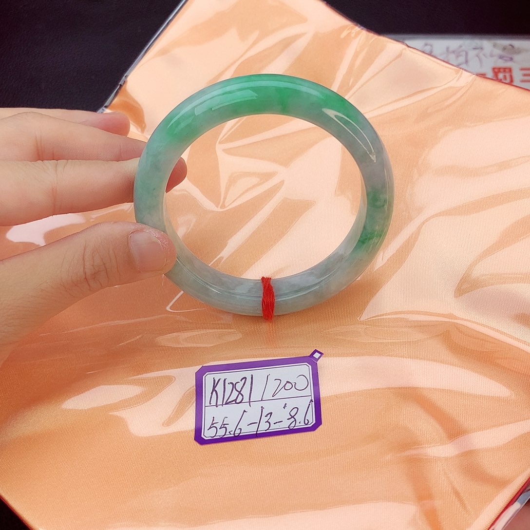 翡翠手镯未镶嵌翡翠