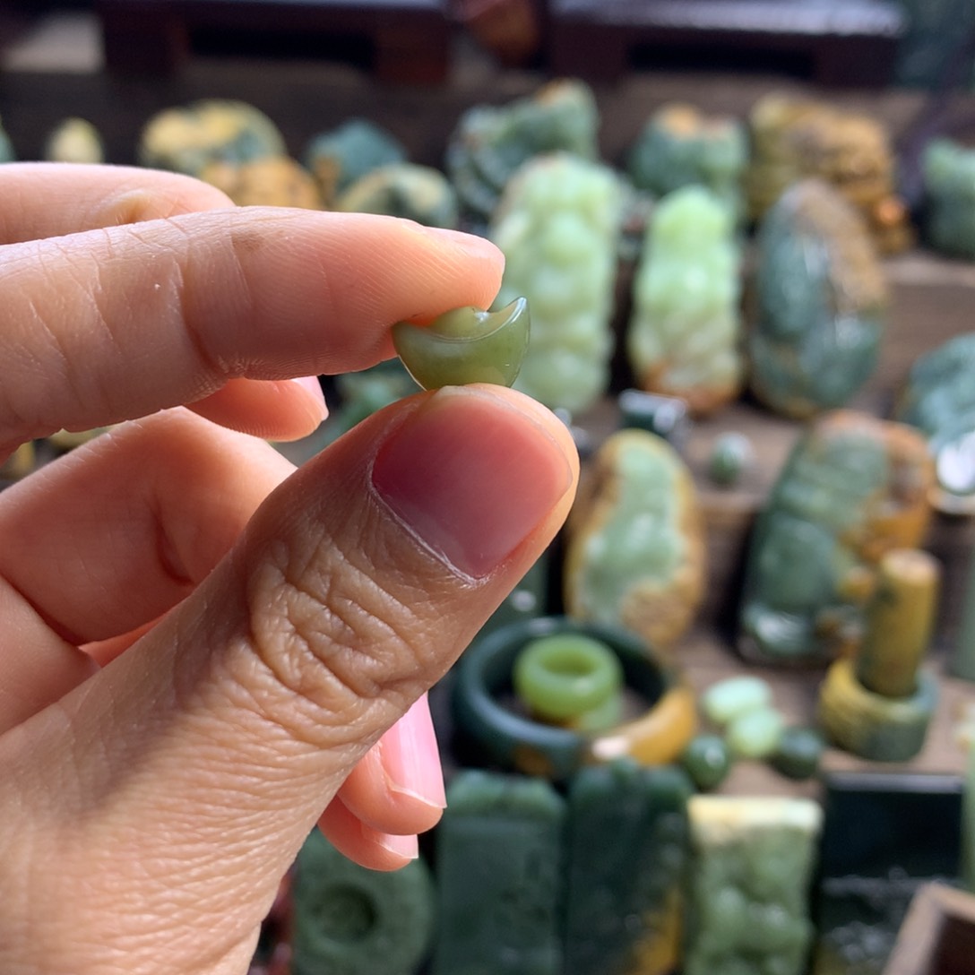 岫岩河磨玉（透闪石质玉）挂件未镶嵌栗****高