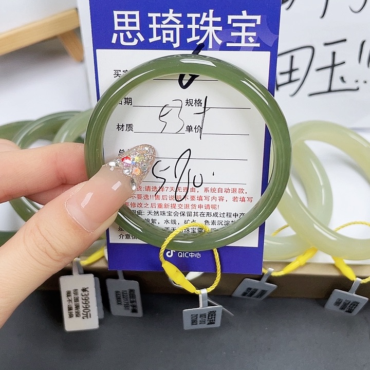 和田玉手镯未镶嵌