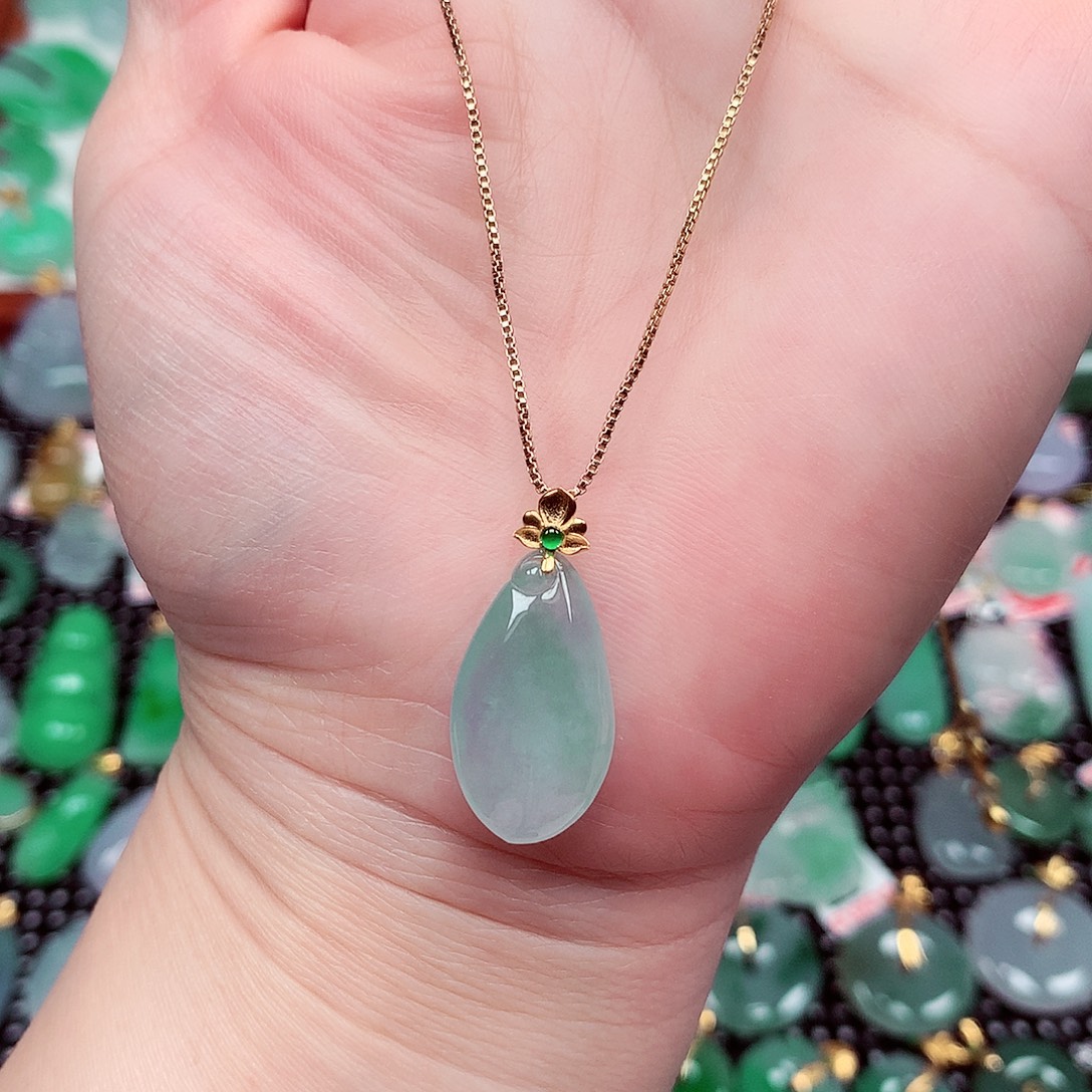 翡翠18K金镶嵌颈饰