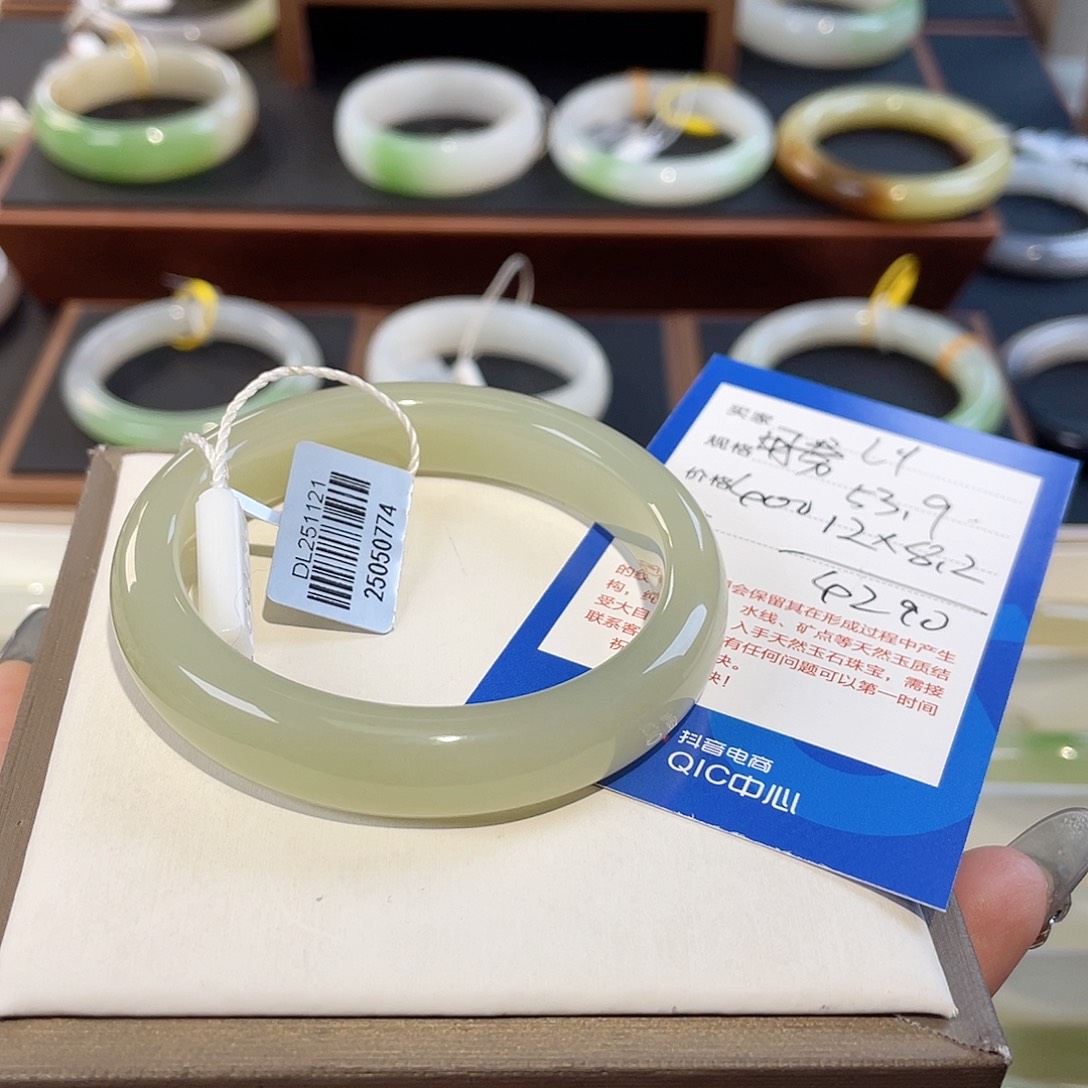 和田玉未镶嵌手镯