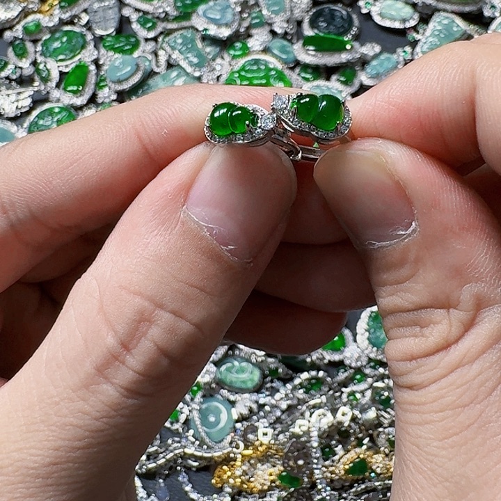 翡翠颈饰未镶嵌天然A货翡翠放漏