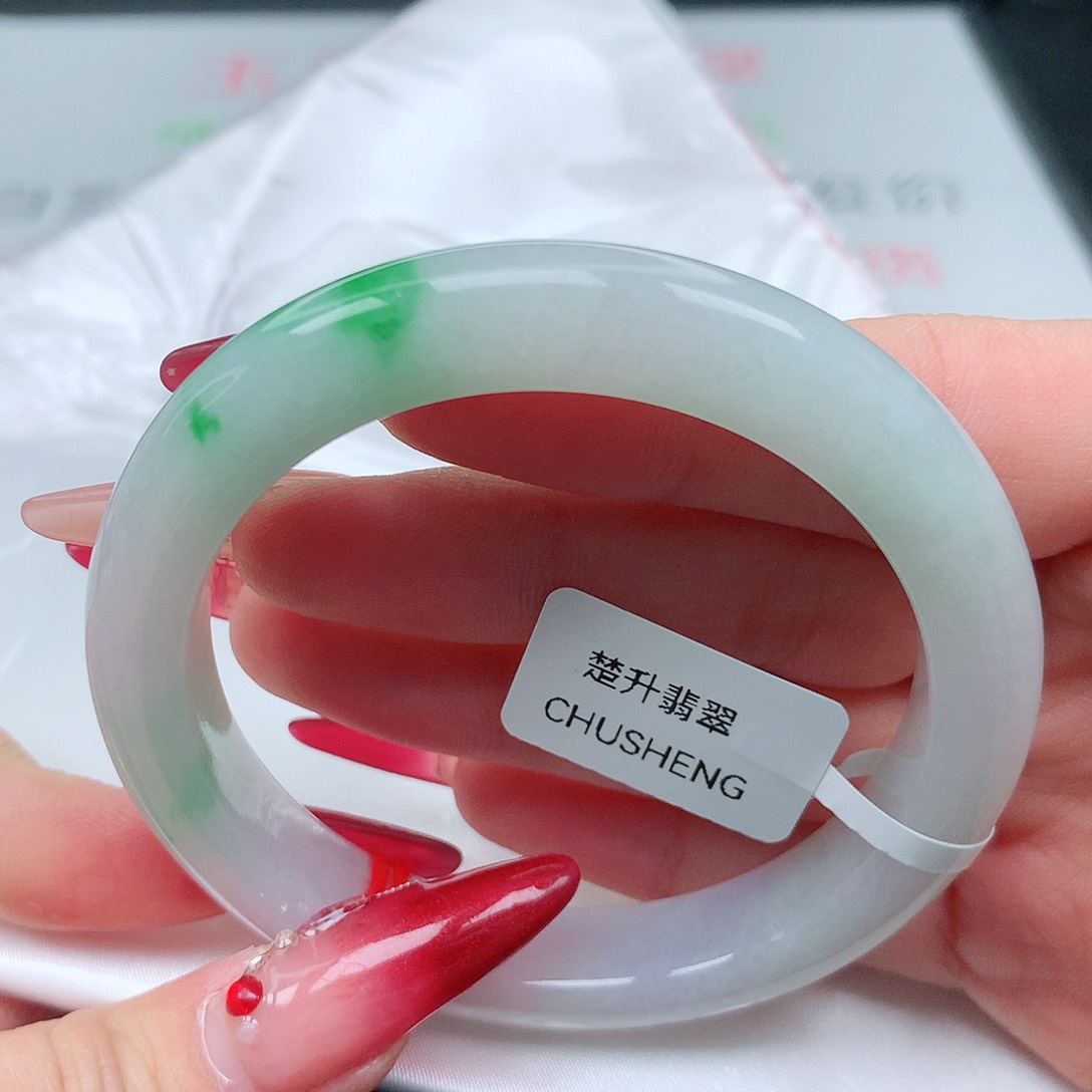 翡翠手镯未镶嵌H54.2圈。