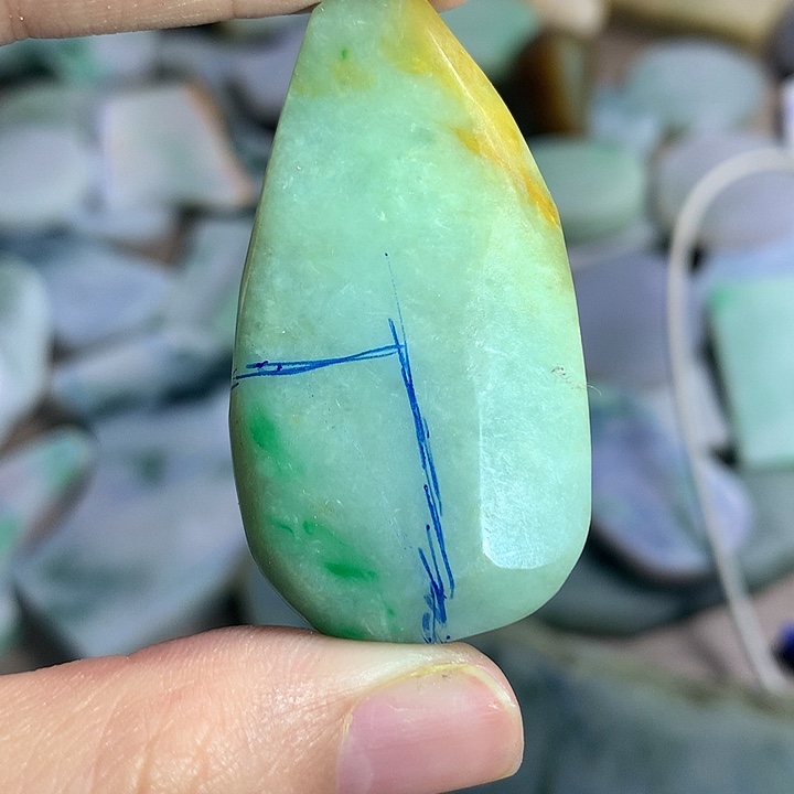 翡翠颈饰未镶嵌翡翠