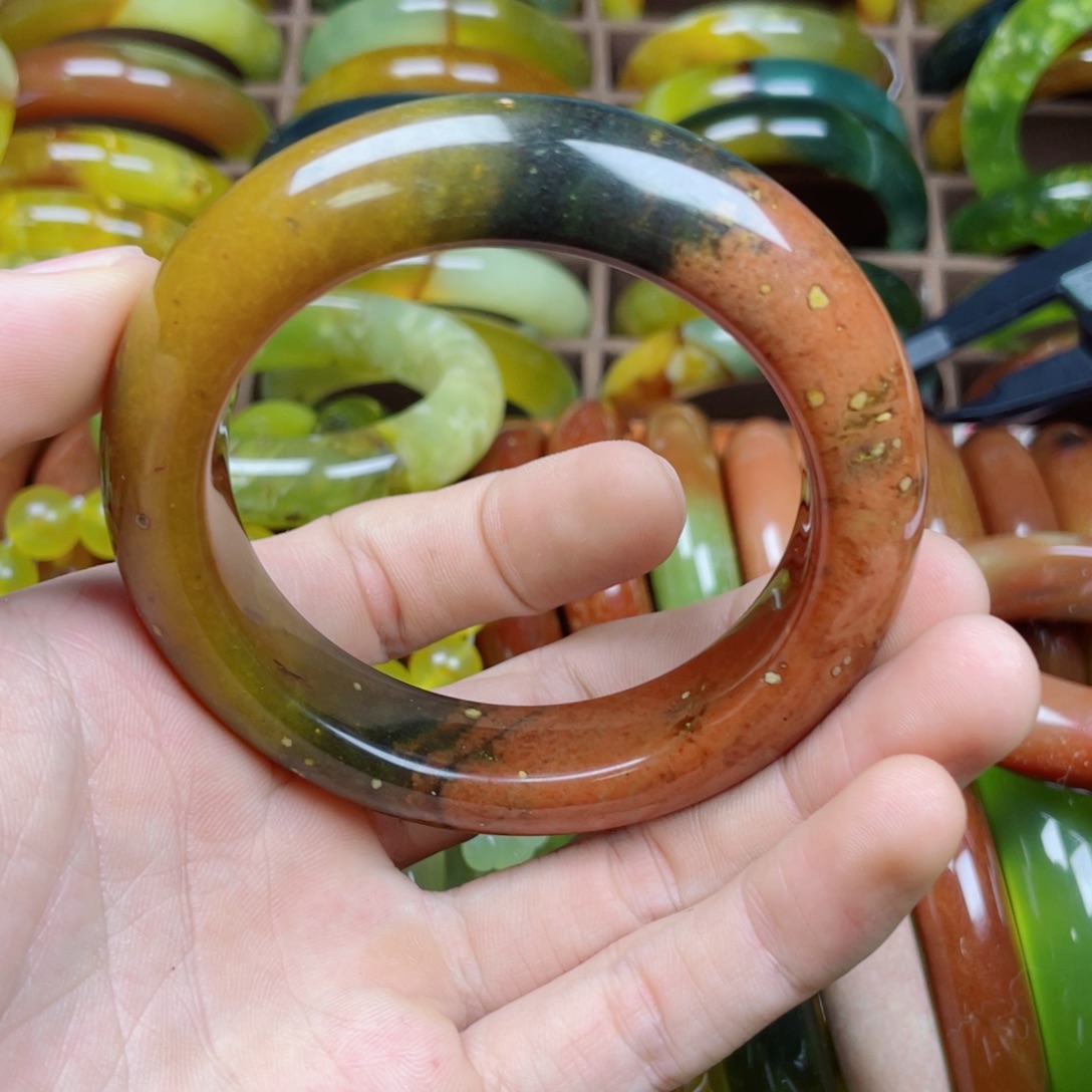 一***排蛇纹石玉未镶嵌手镯