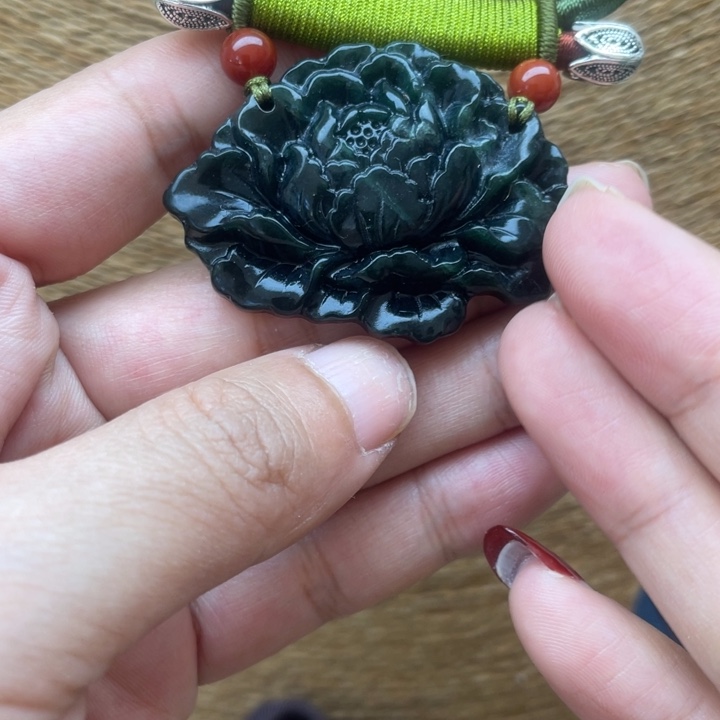 蛇纹石玉吊坠合金