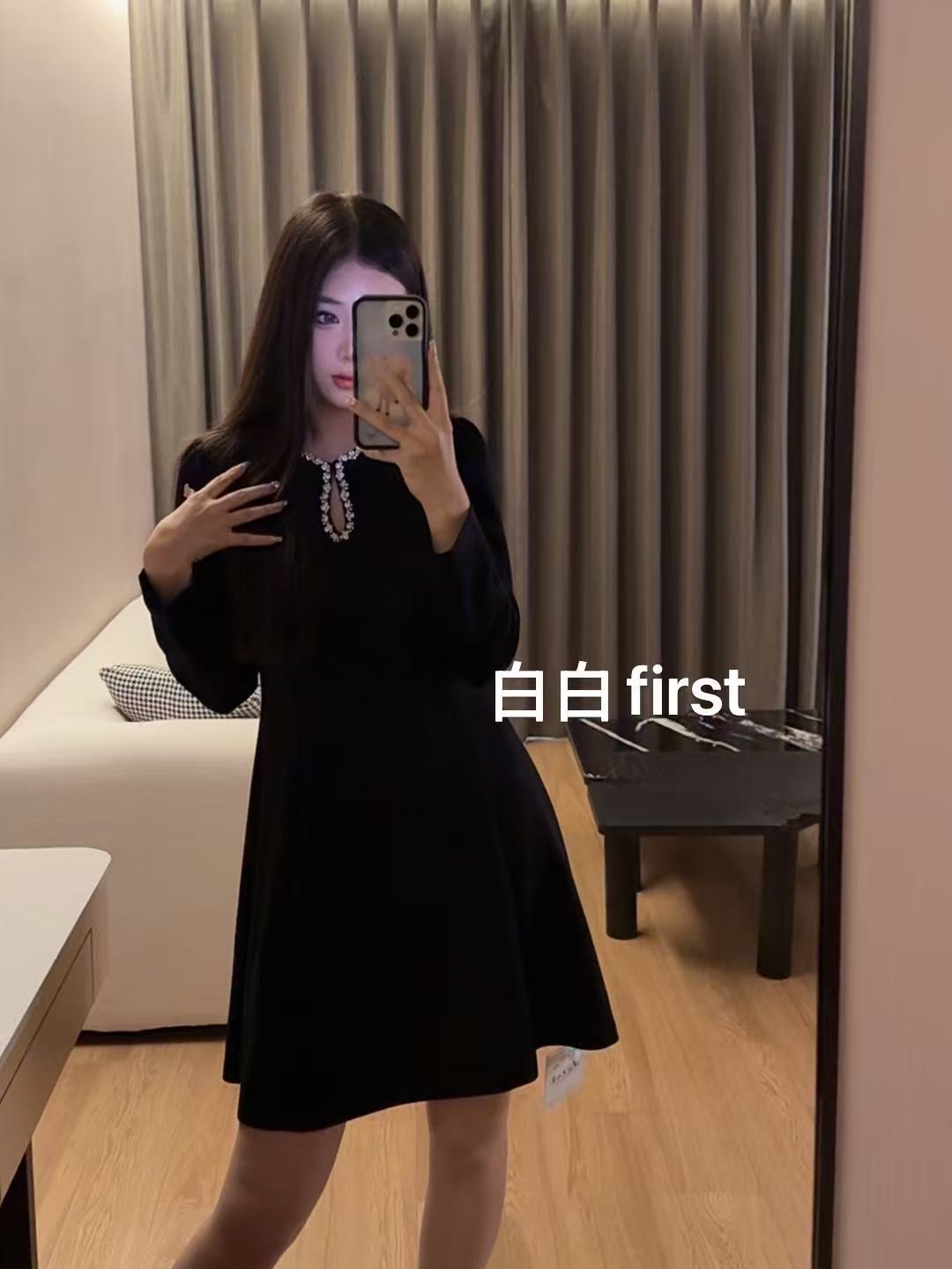 《白白first》高级感钉钻圆领镂空收腰小黑裙轻奢连衣裙