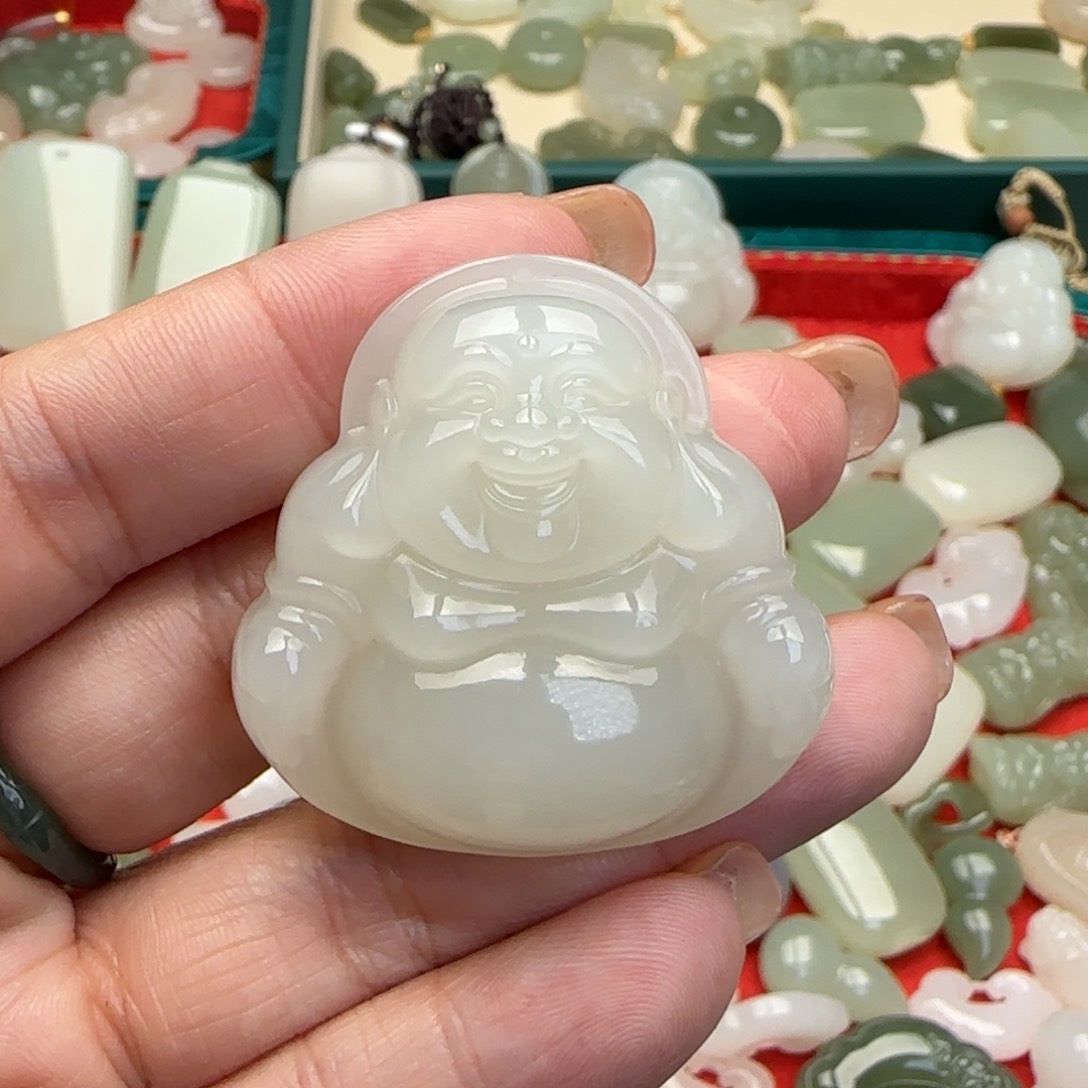 和田玉颈饰未镶嵌思****）