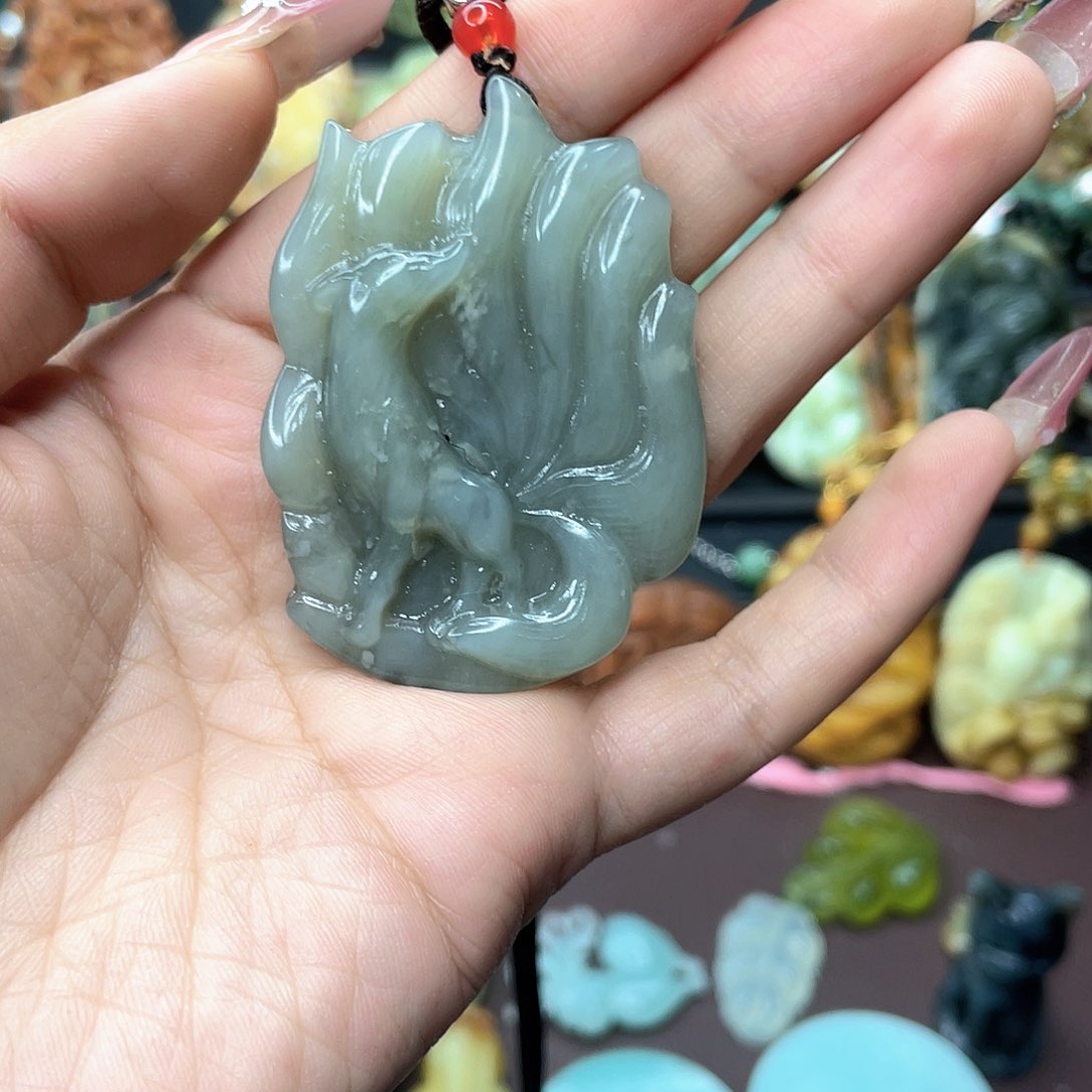 蛇纹石玉颈饰未镶嵌