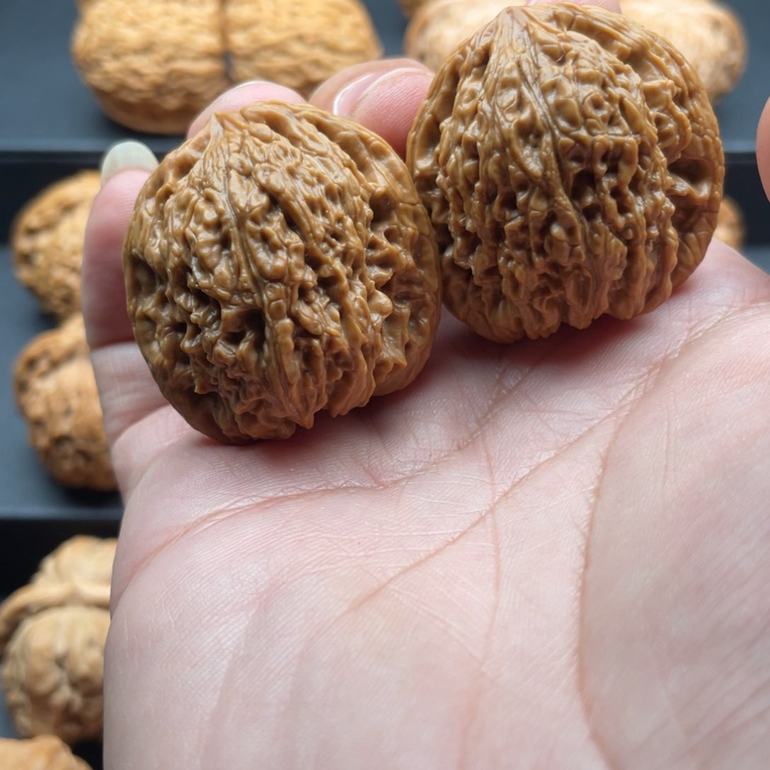 文玩核桃吊坠还****了老树拉丝凹底南疆石150，37