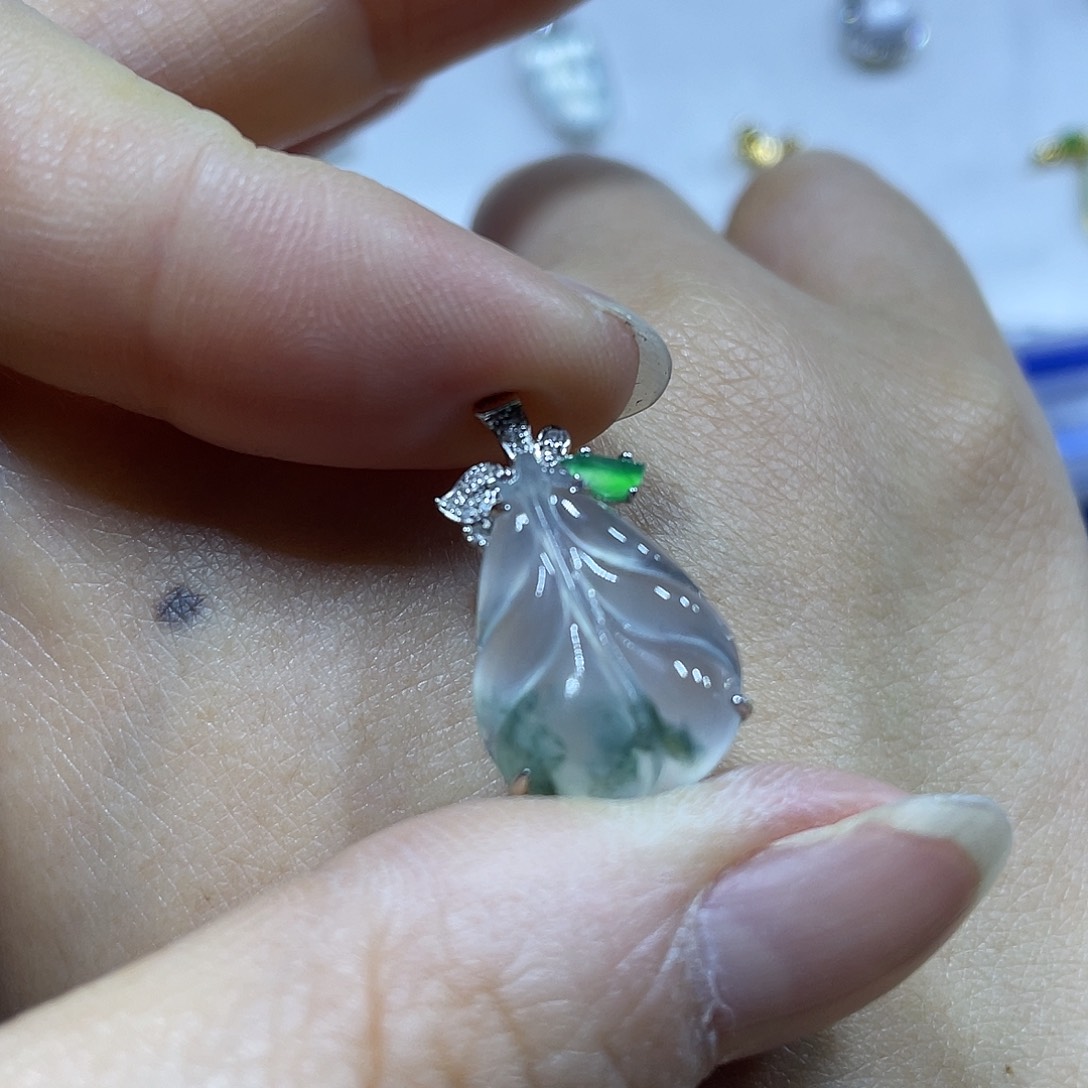 翡翠颈饰未镶嵌天然翡翠叶子吊坠