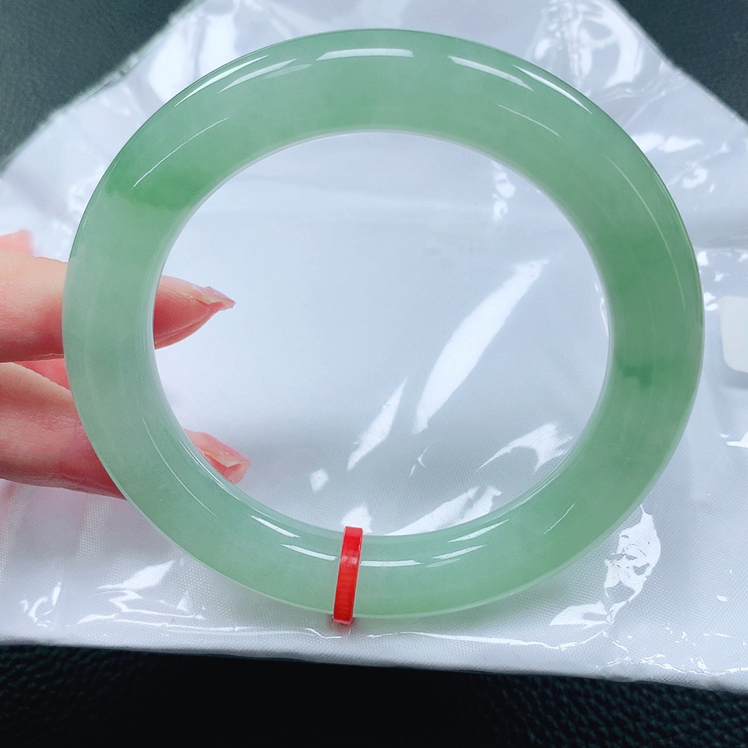 翡翠手镯未镶嵌56圈