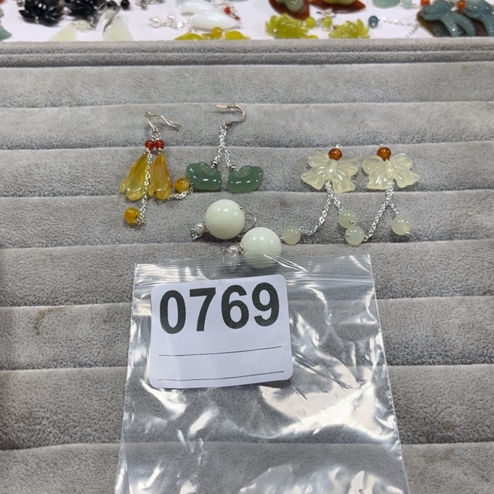 欣***绒合金蛇纹石玉耳饰