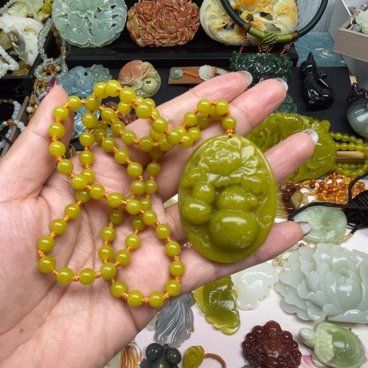 蛇纹石玉未镶嵌颈饰