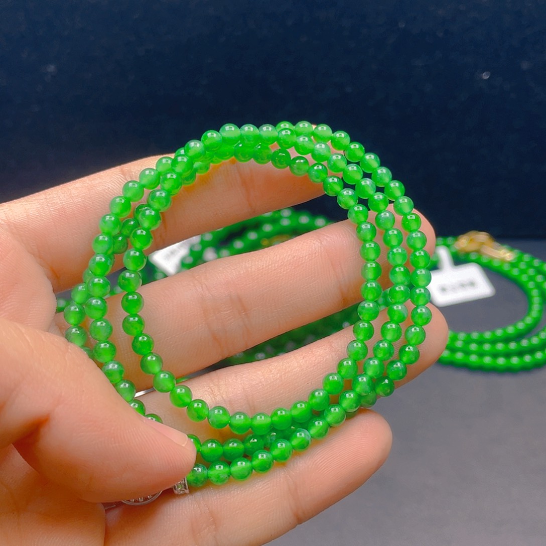 翡翠未镶嵌颈饰     