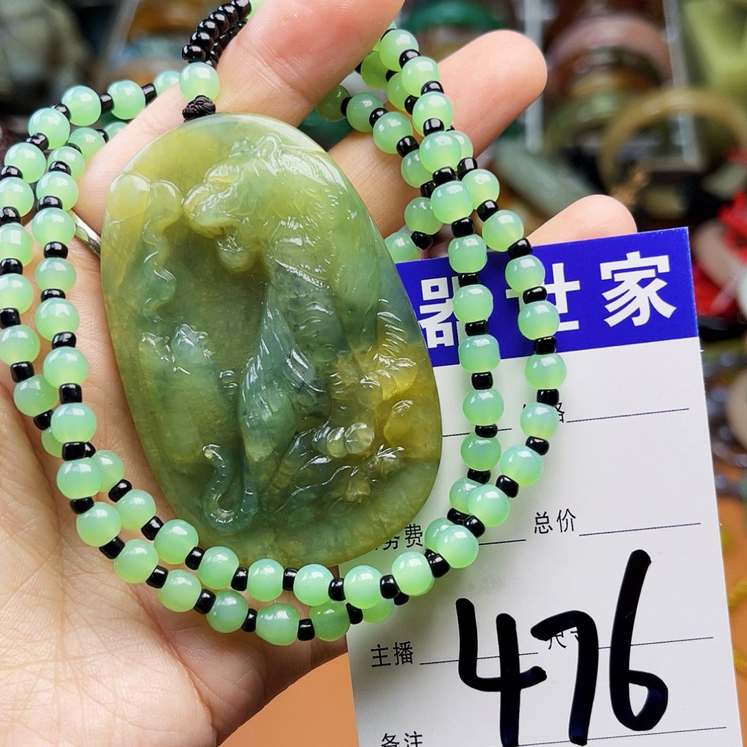 蛇纹石玉颈饰未镶嵌