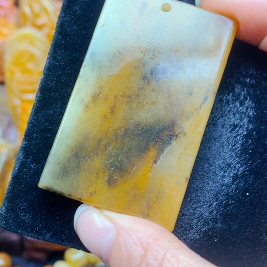 未镶嵌石英质玉（黄龙玉）颈饰