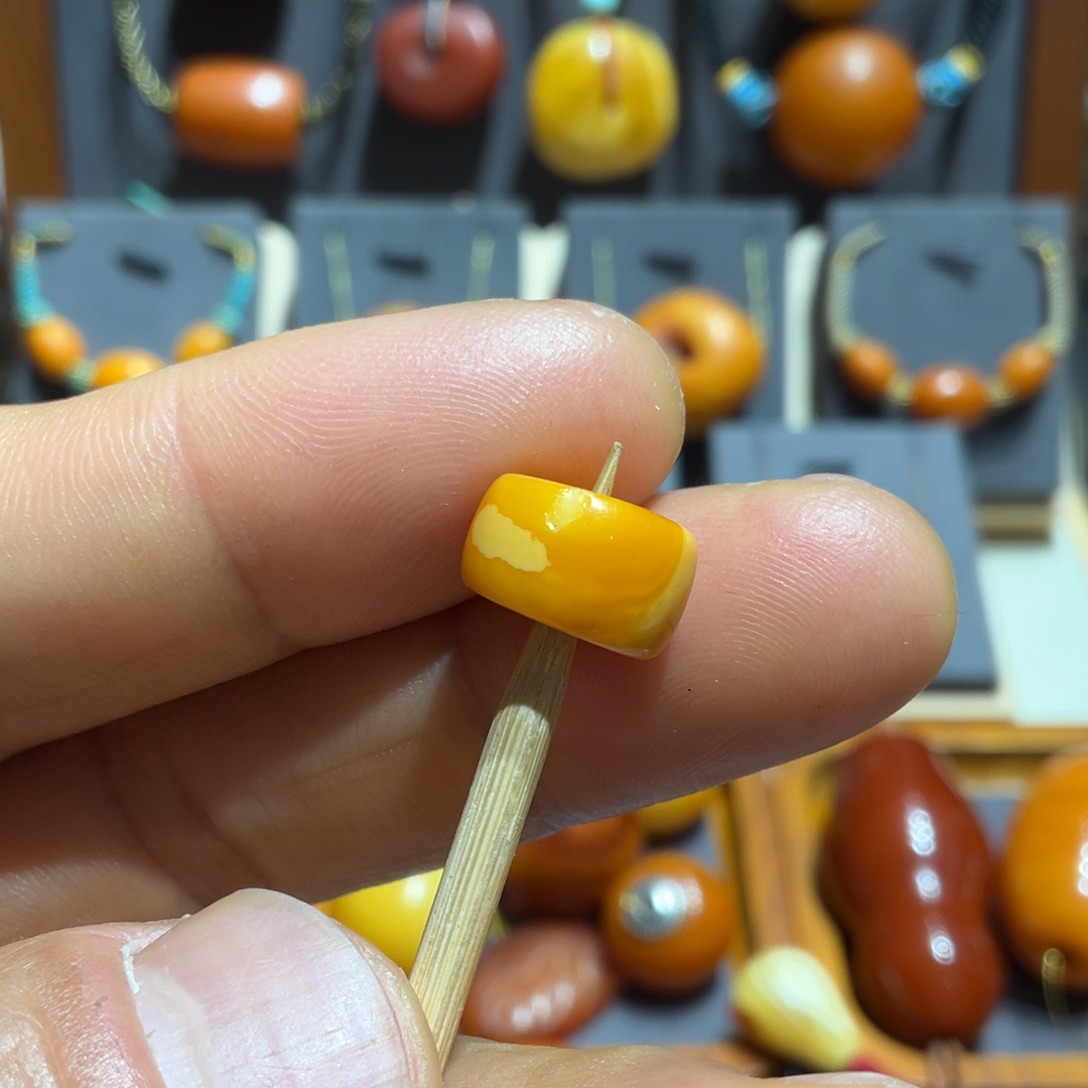 琥珀颈饰未镶嵌白花蜡马蹄珠直径11.8（微瑕）