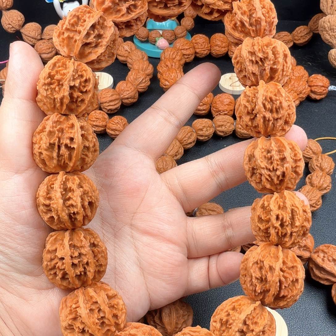 文玩核桃手串刺花纹手持