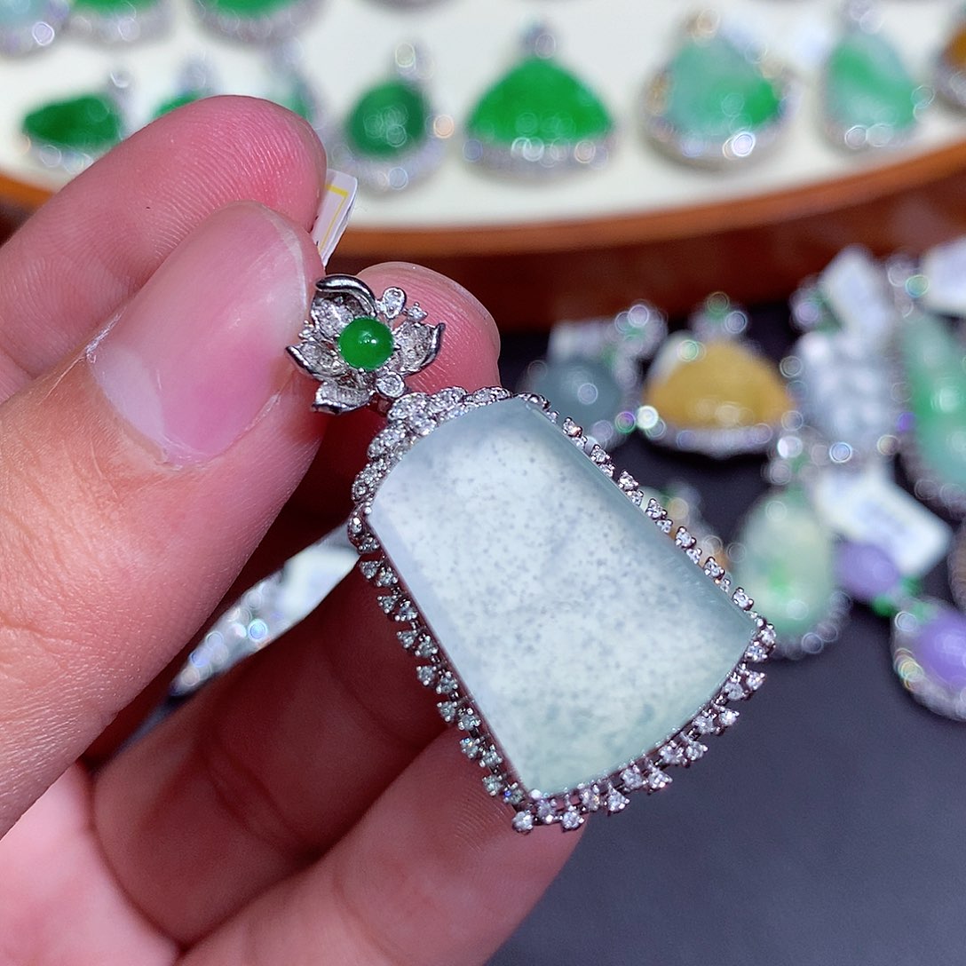 翡翠吊坠(不含链)18K金镶嵌