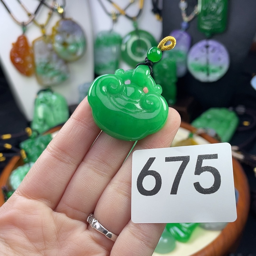 翡翠未镶嵌吊坠(赠链)