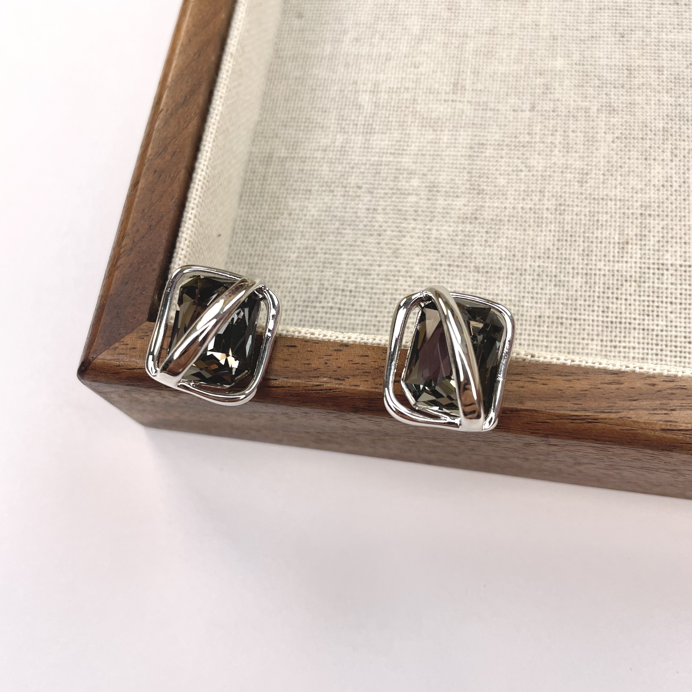 铜合金耳饰 买三送一 原创设计女法式素款轻奢复古经典耳钉