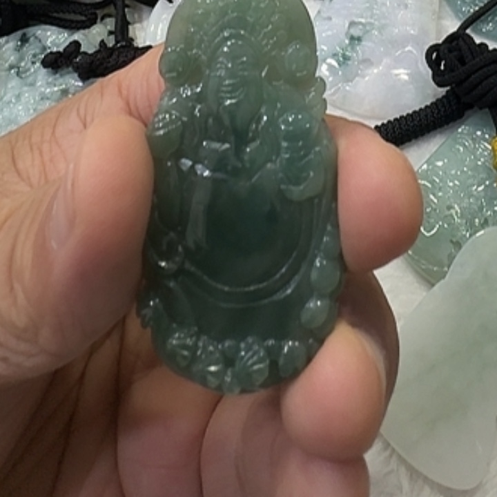 翡翠未镶嵌颈饰财神