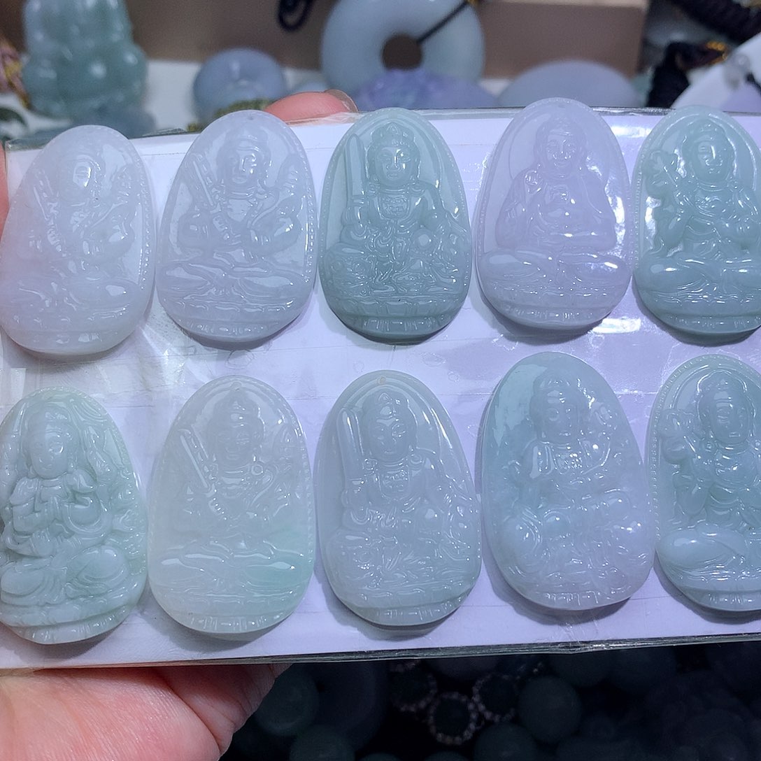 翡翠未镶嵌颈饰ღ***鲤2455。