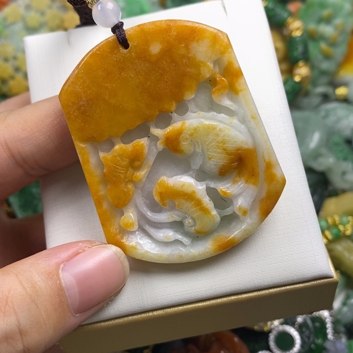 翡翠未镶嵌吊坠(赠链)