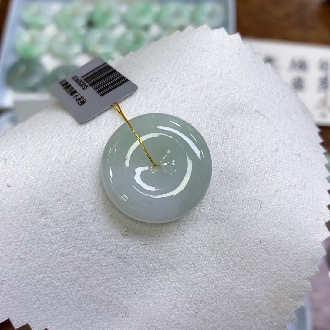 颈饰未镶嵌翡翠平安扣