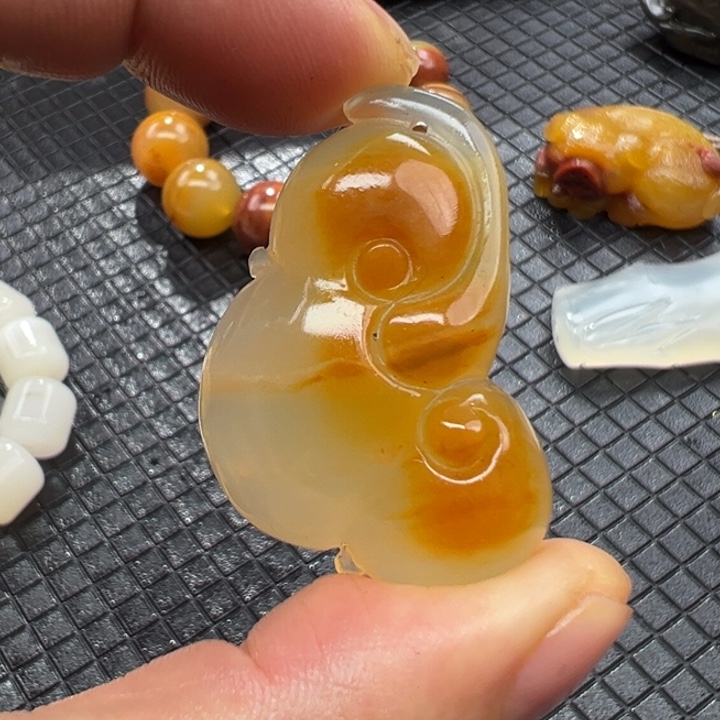 石英质玉（黄龙玉）颈饰未镶嵌