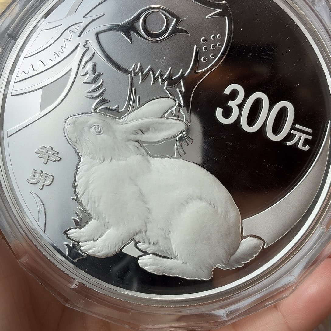 宇***森纯银2011年公斤银兔带盒证