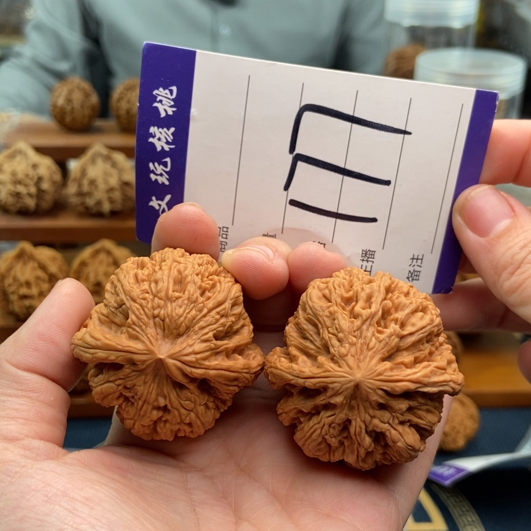 文玩核桃吊坠43粗筋