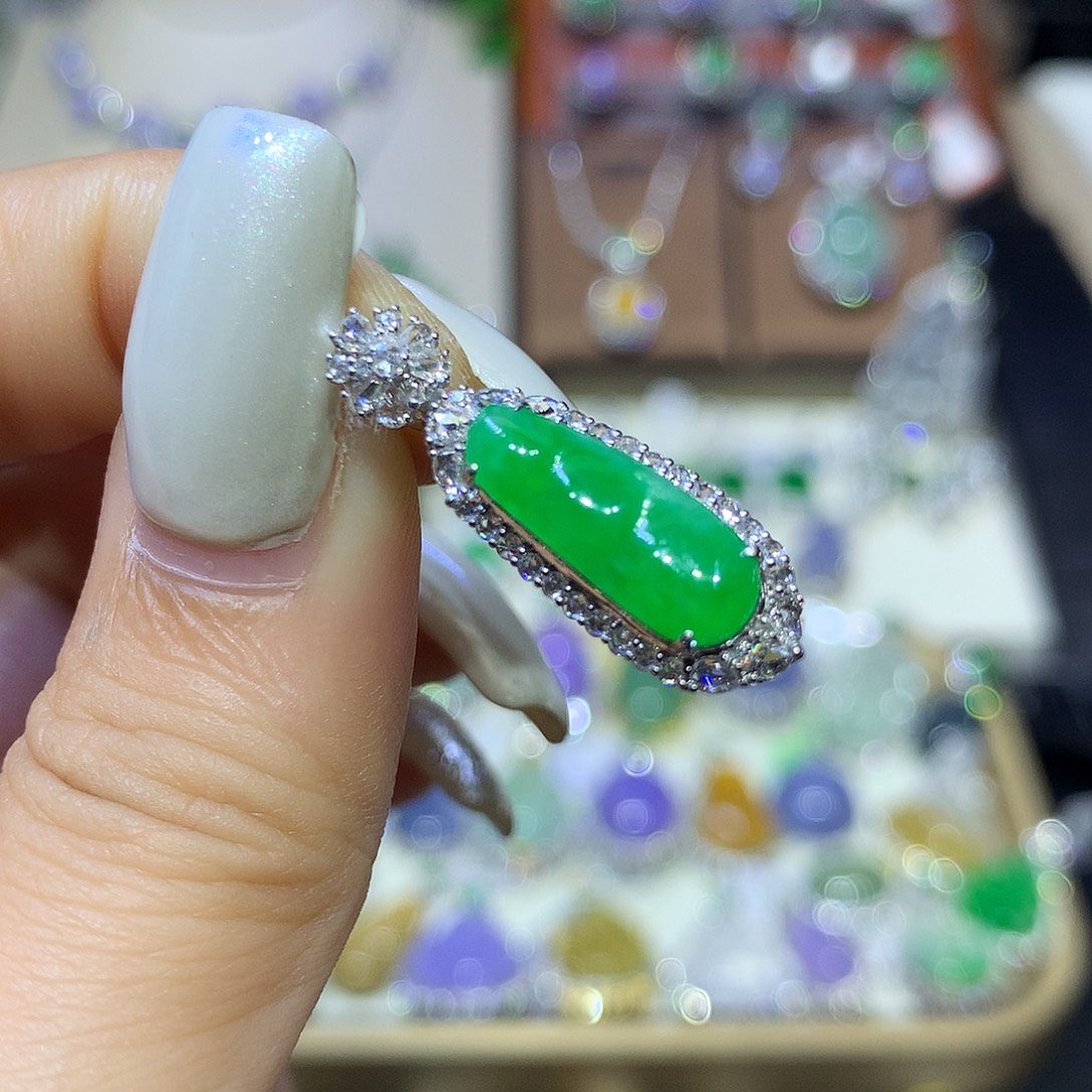 翡翠18K金镶嵌颈饰