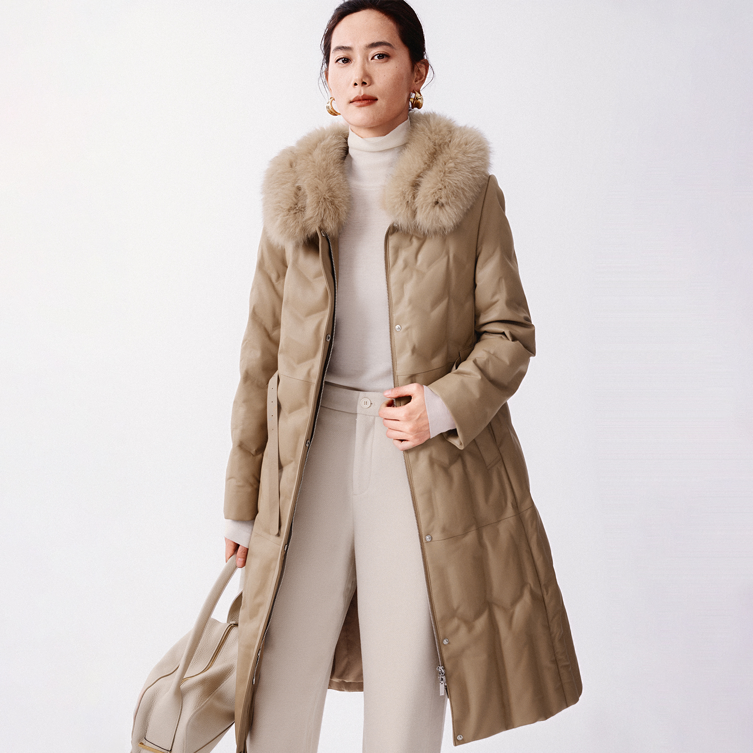 谭飞【名流皮羽绒】冬季新款卡其色狐狸毛中长款收腰鹅绒服女