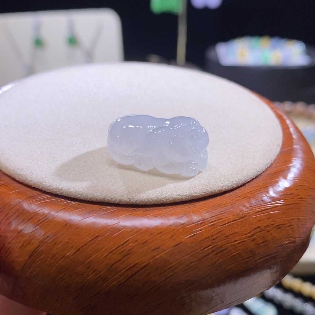 小****翡翠未镶嵌颈饰翡翠冰底小猪