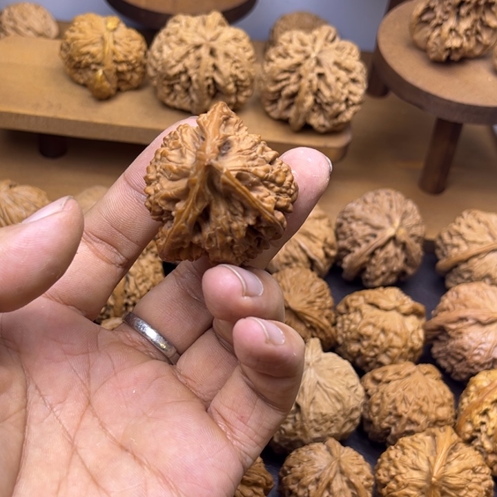 玉***成桃核吊坠官帽三棱有瑕疵