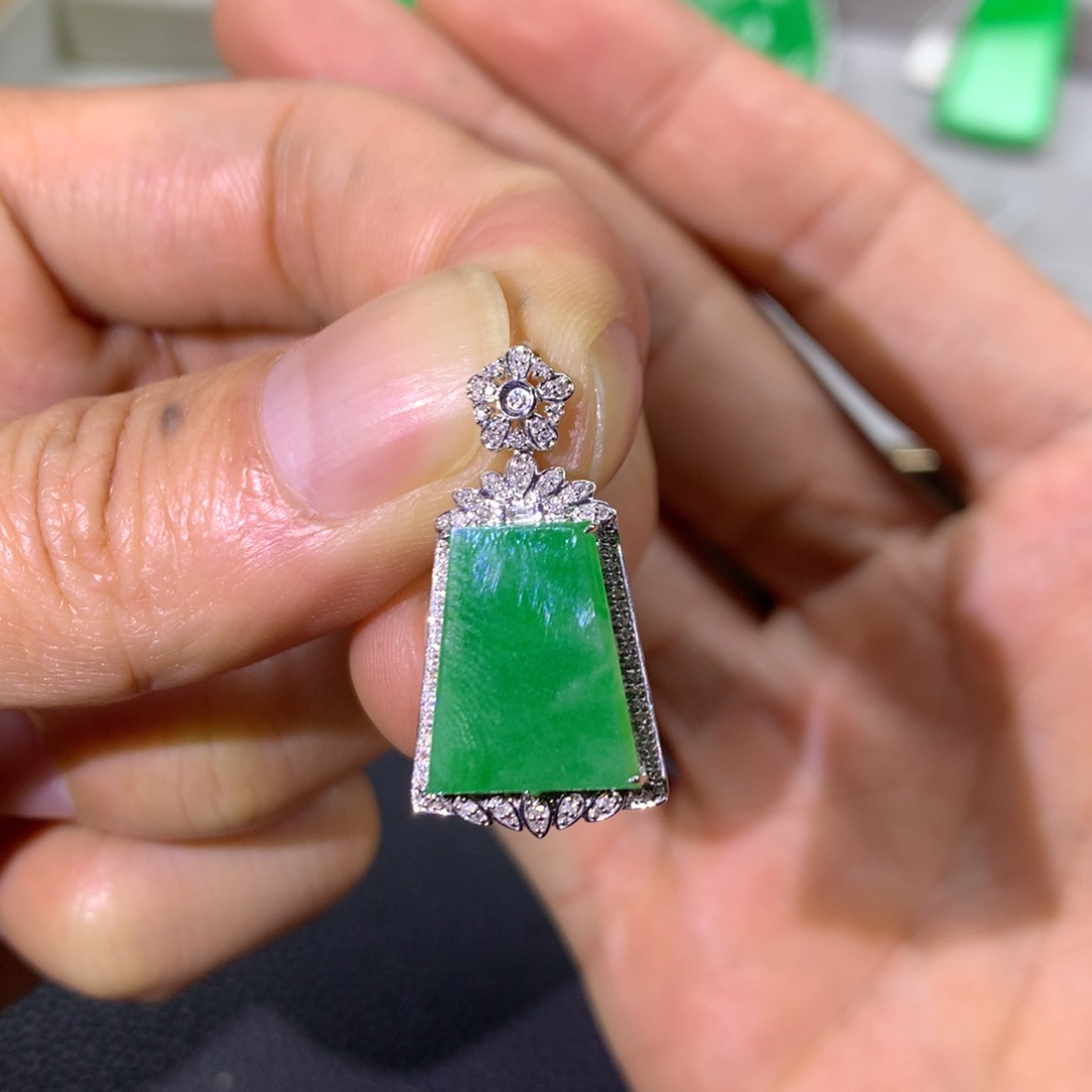 翡翠颈饰18K金镶嵌翡翠