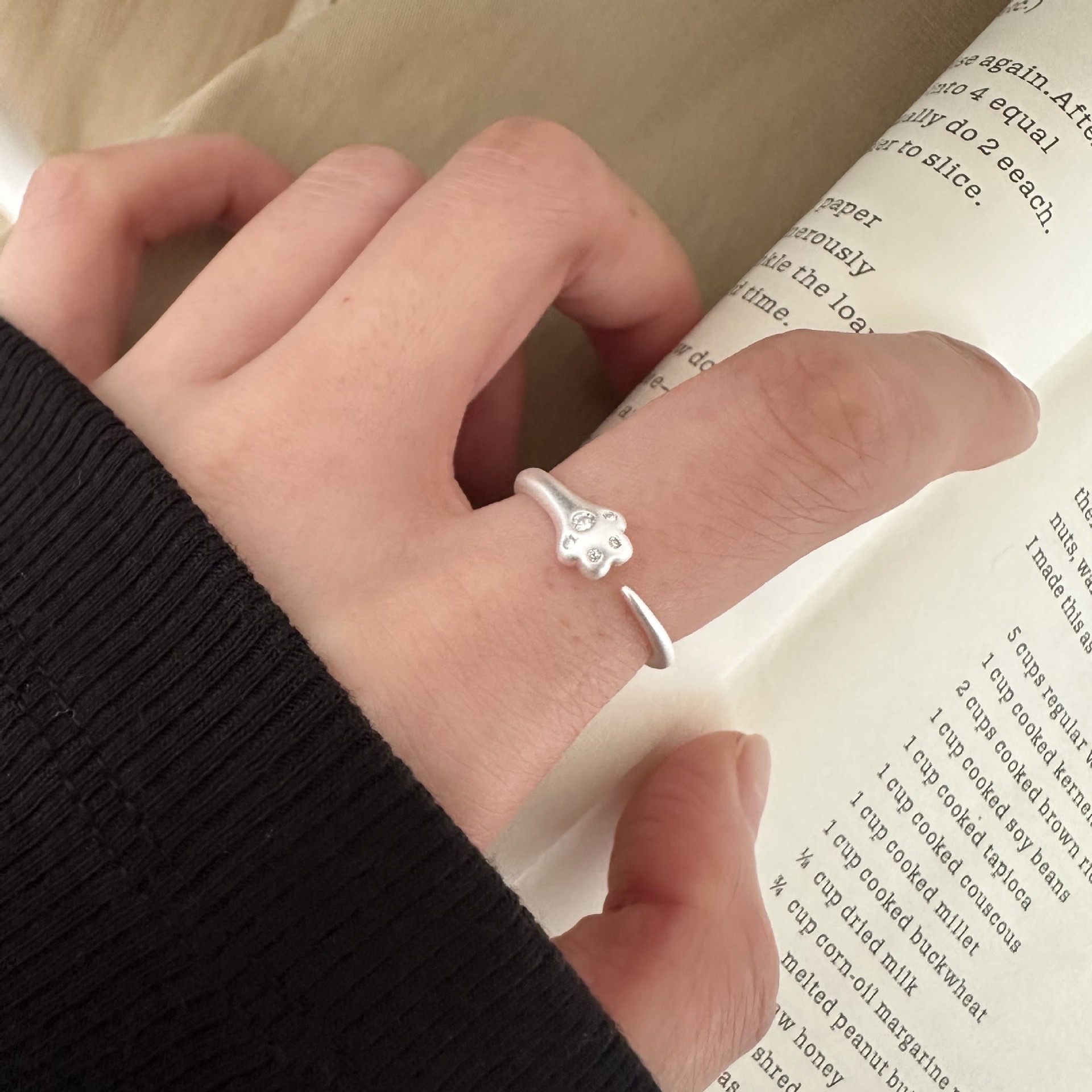 925银戒指 J8046 通体银可爱甜美少女磨砂镶锆石上开口猫爪戒指